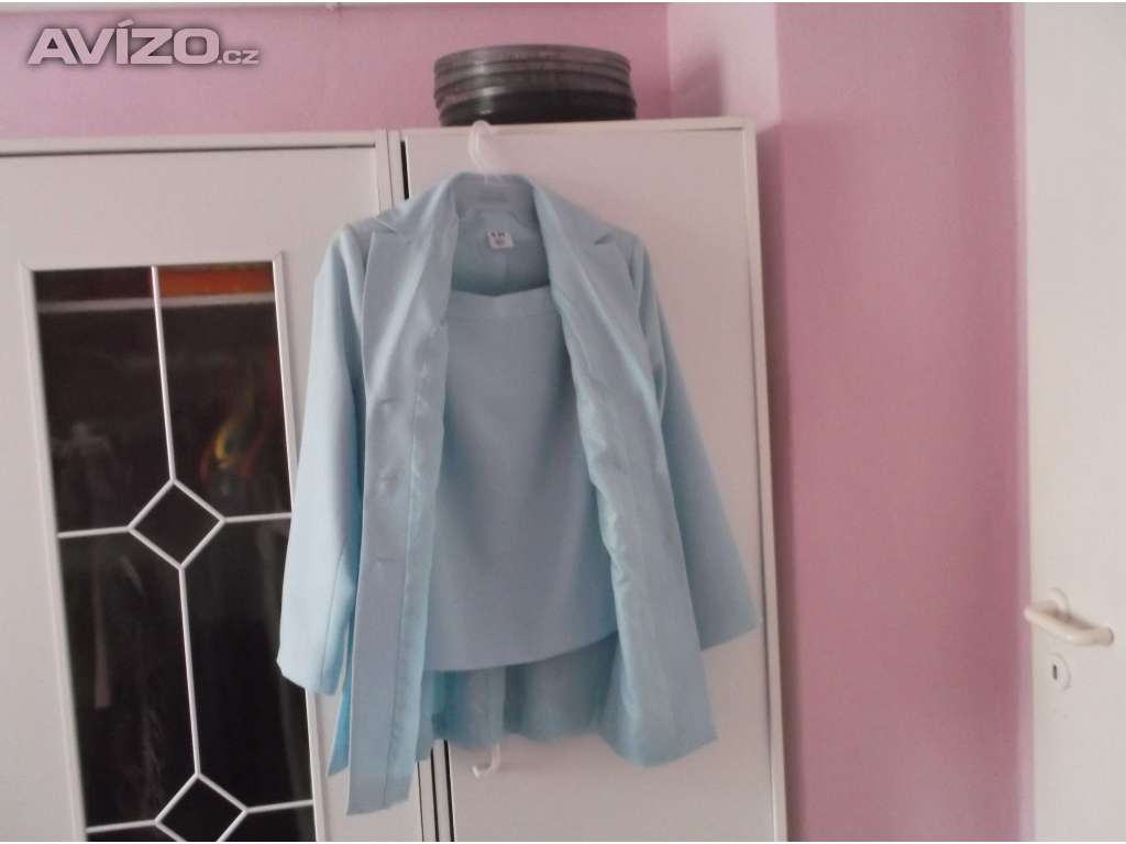 Prodám: sv. modrý dámský - dívčí kostýmek,kvalitní,1x použitý za 1.000,- Kč,SLEVA