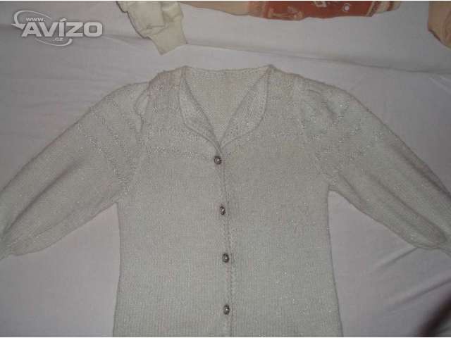 Prodám:dámský ručně pletený bílý hřejivý svetr se zdobným výpletem za 330,- Kč 